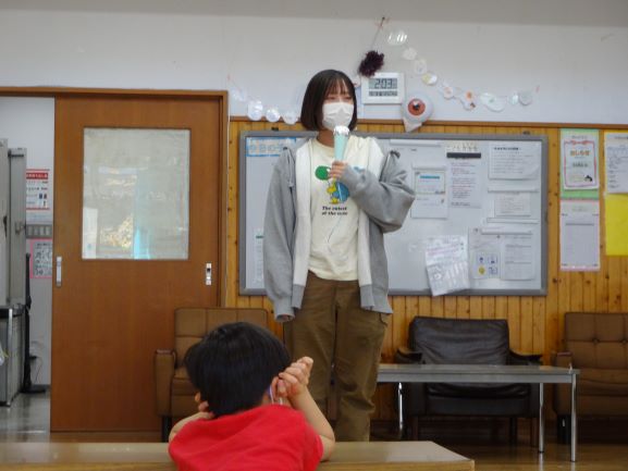 新規職員が自己紹介をしている写真