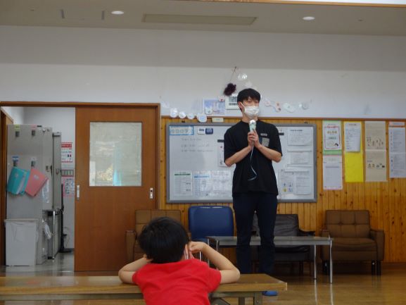 3号棟の職員が自己紹介をしている写真