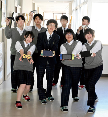 県立米子南高校eスポーツ部の写真(県政だより7月号の表紙)