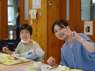 児童と職員が楽しく会食している様子の写真