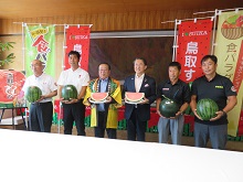 JA鳥取中央からの「鳥取西瓜」贈呈式2