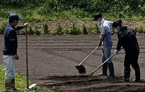 訓練指導員が動作を確認指導