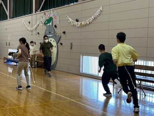 職員がしっぽをつけて走っています。