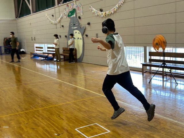 児童が走っている写真