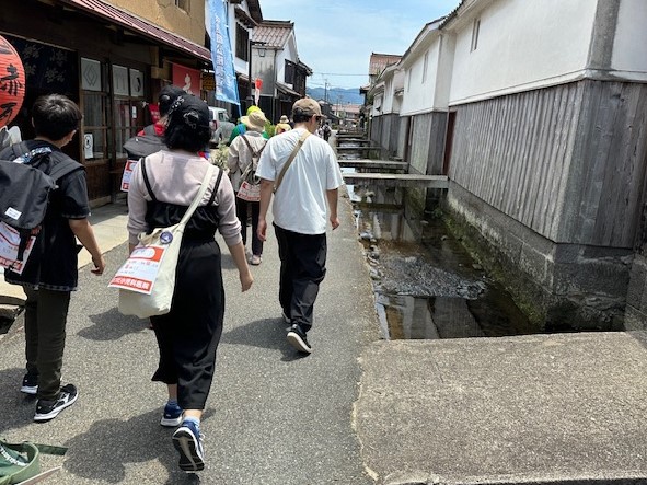 白壁土蔵群をみんなで歩いている