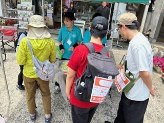 メロンの試食を楽しんでいるところ
