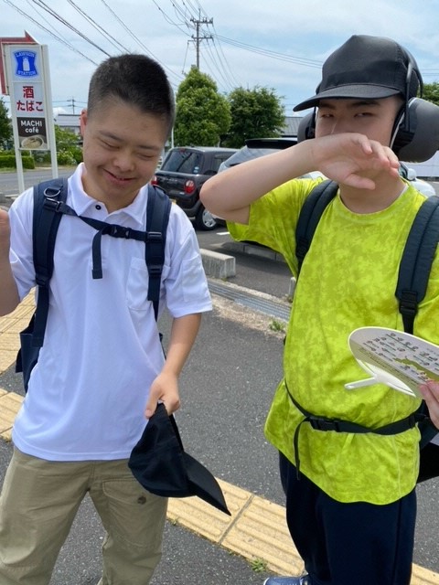 男の子2人が笑顔で写真を撮ってもらっている