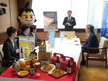 久米桜麦酒株式会社、株式会社ファミリーマートからのコラボ商品によるねんりんピックPRに係る報告会1