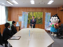 サントリープロダクツ株式会社天然水奥大山ブナの森工場からの「ねんりんピックはばたけ鳥取2024」への協賛品に対する知事感謝状贈呈式1