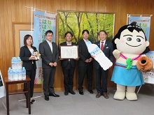 サントリープロダクツ株式会社天然水奥大山ブナの森工場からの「ねんりんピックはばたけ鳥取2024」への協賛品に対する知事感謝状贈呈式2
