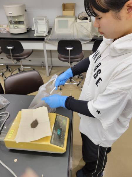 土壌分析のための計量の様子