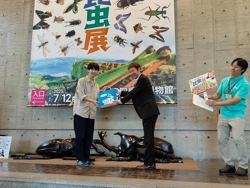 記念品贈呈の様子その１
