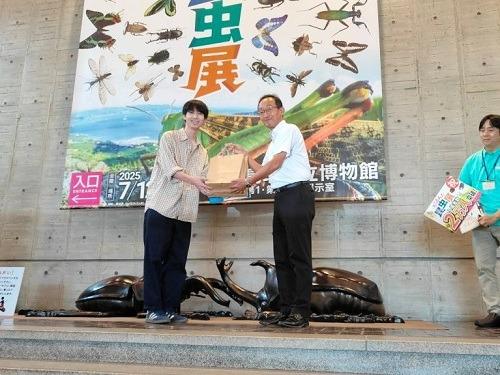 記念品贈呈の様子その２