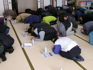 地区住民が避難姿勢をとる状況