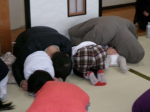子供を守り避難姿勢をとる様子
