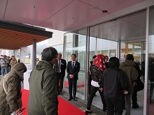 県立美術館 開館時の来館者お出迎え2