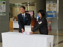 ミャンマー地震救援金募金箱設置式2