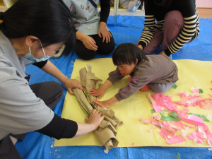 大きな模造紙で気を作ったよ