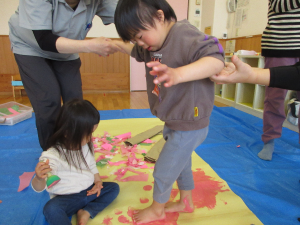 模造紙の上に足でぺたぺた~面白い