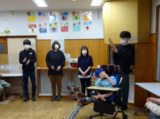 転任職員が並んで自己紹介する写真