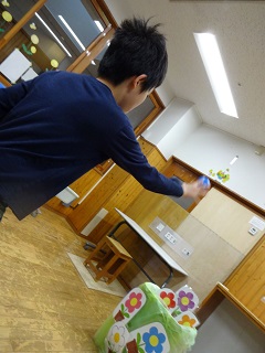 児童がボール投げゲームをする写真