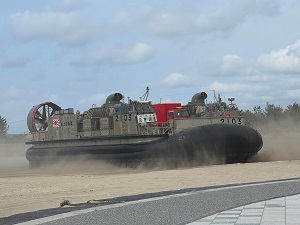 賀露海岸に揚陸するLCAC