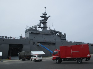 輸送艦から車両をLCACに積込む状況