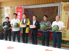 JA鳥取中央からの「鳥取西瓜」贈呈式2