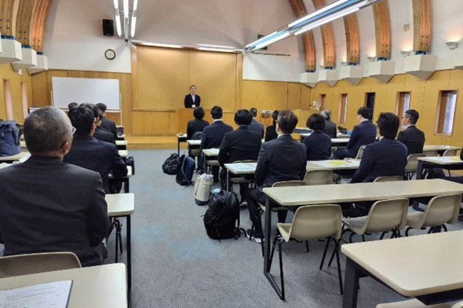 入校式の様子。鳥取県立農業大学校の小林校長が来賓挨拶をしています。