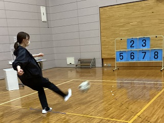 キックターゲットをする職員の写真
