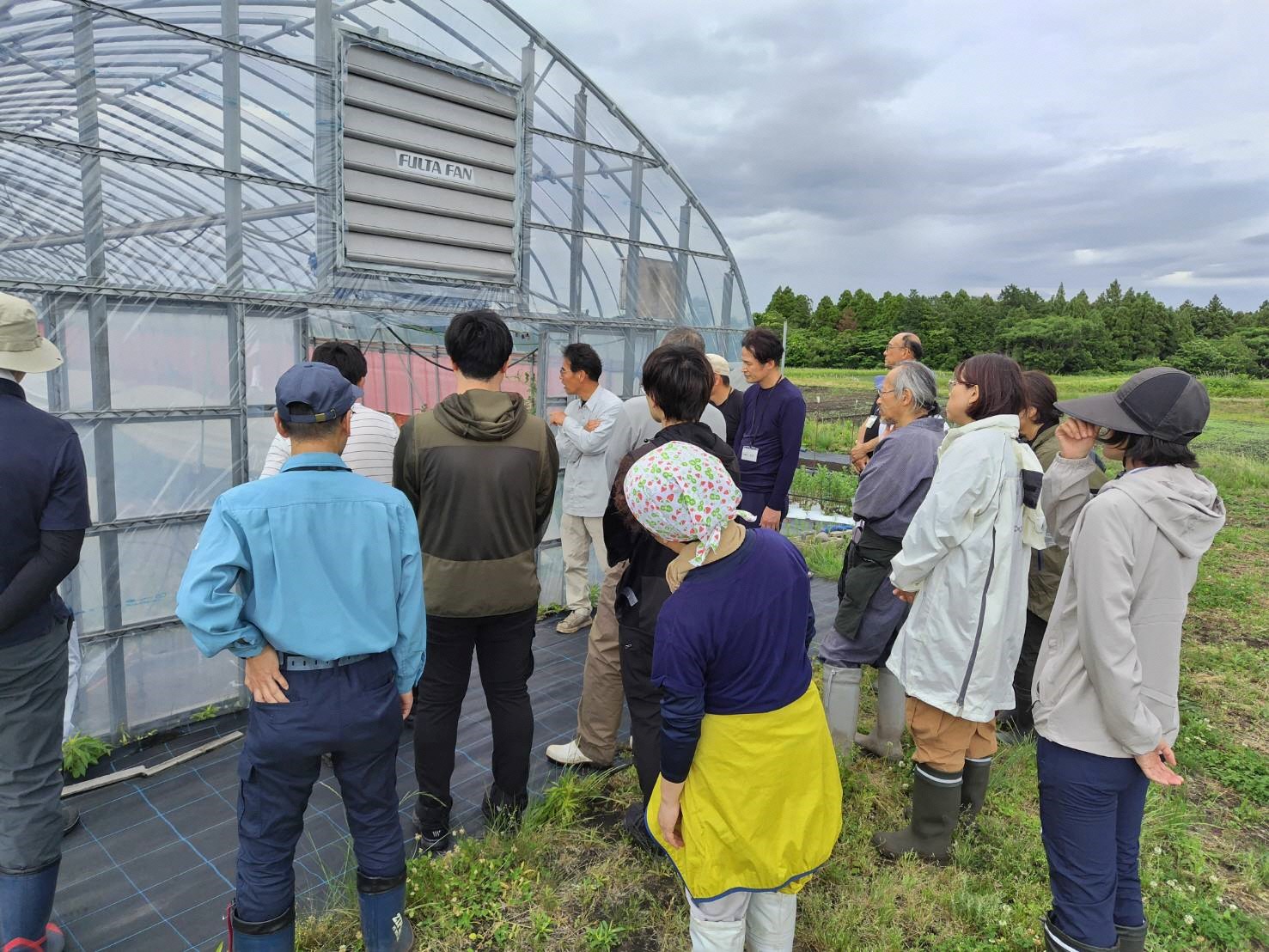 研修コースの実習の様子です。土壌病害虫の説明を受けています。