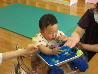 おててが真っ青だ