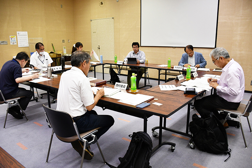 編さん会議の様子の写真