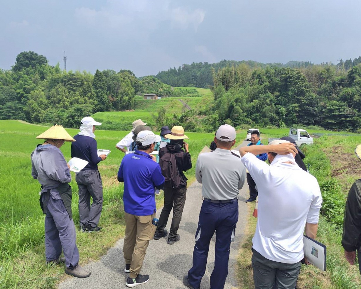 日野農業改良普及所の田中普及主幹より日野郡の特産園芸品目の概要と視察農家の吉川氏より栽培や経営等で工夫されたこと、苦労されたことについて説明がありました。