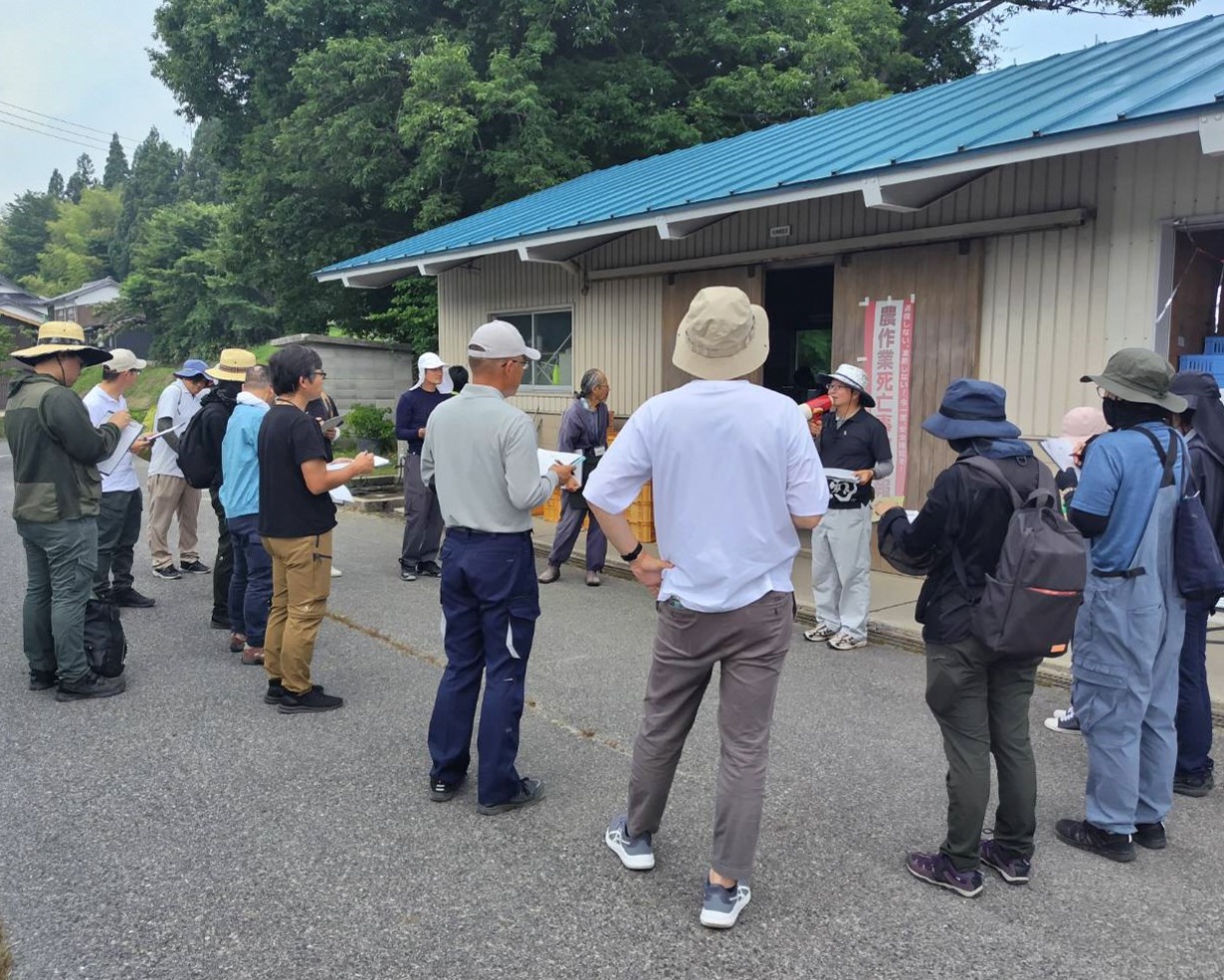 日南試験地の小谷地長より日野郡の特産園芸品目について説明を受けている様子です。