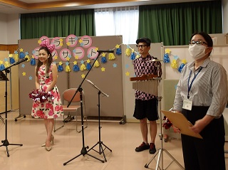 開会の挨拶をする園長