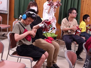 音楽に合わせて手拍子をする児童