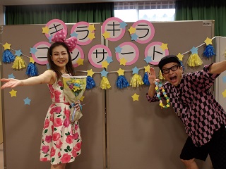 看板前でポーズをとる出演者