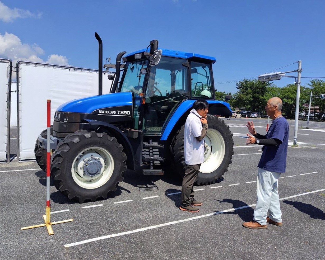 指導員による運転後のフィードバックの様子です。