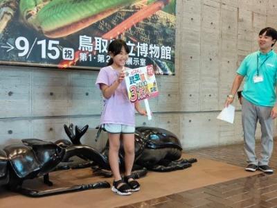 3万人目の入館者となった池本美月さん