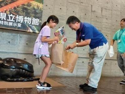 鳥取県立博物館長からの記念品贈呈の様子