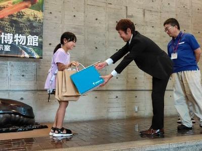 日本海新聞社からの記念品贈呈の様子