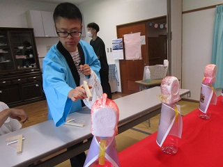 射的遊びをする法被を着た児童
