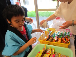 景品のお菓子を選ぶ児童