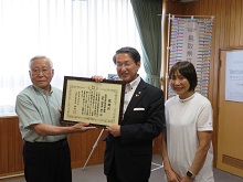 有限会社海老田金属からの鳥取県立美術館事業への寄附に対する感謝状贈呈式1