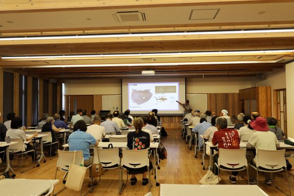 講座の様子。サメの書かれた絵画土器の解説をしています。