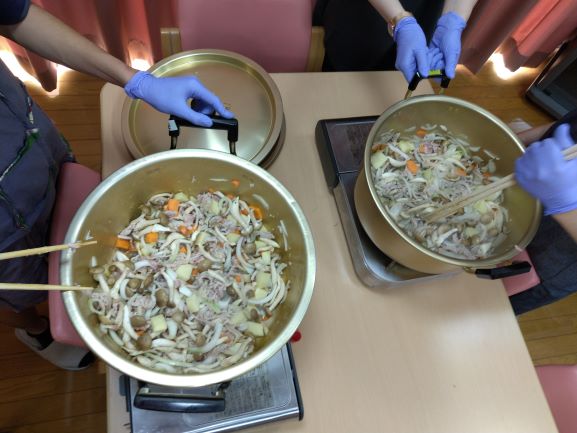 野菜を炒める。