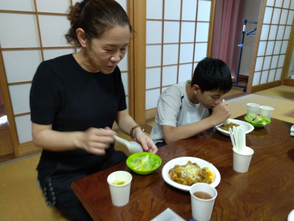 カレーを食べる。