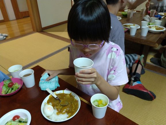 カレーを食べる。
