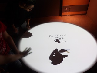影絵で遊ぶ児童